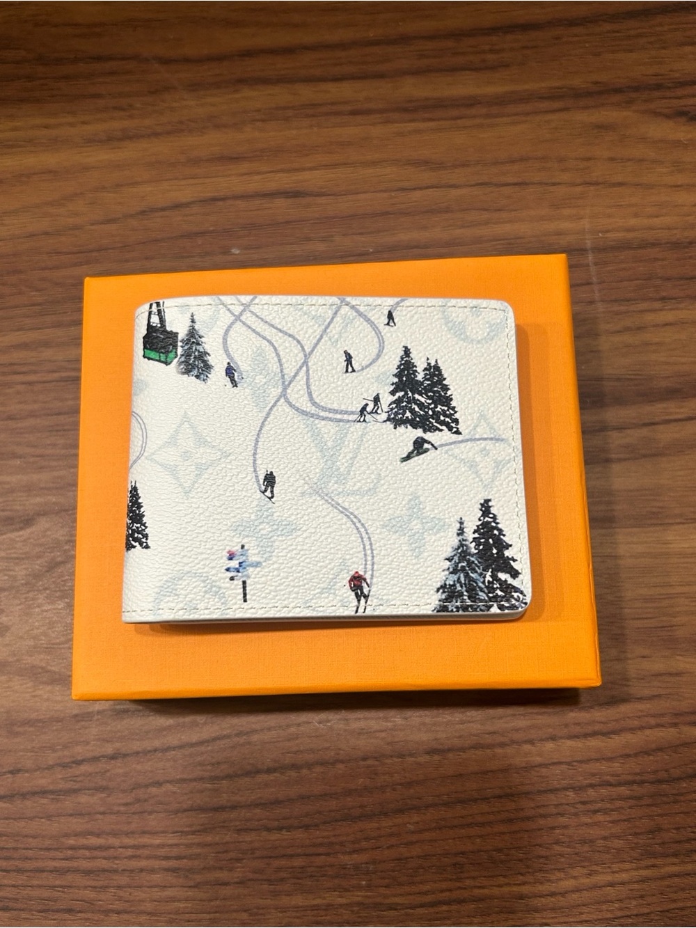 LOUIS VUITTON White Ski
Bifold Wallet